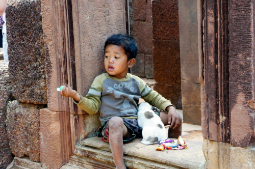 Kambodża - ruiny Angkor, dzieciak zbierający cukierki #Kambodża #Angkor #dziecko