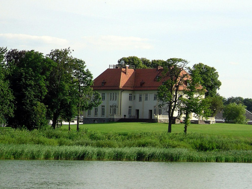 Pałac uchwycony z 2 brzegu jeziora
