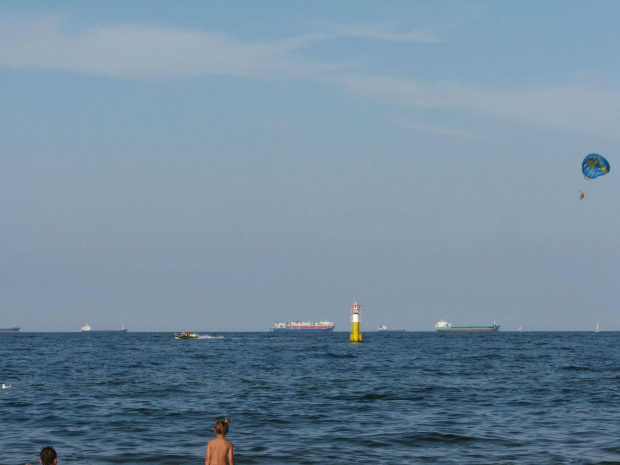 Widok z plazy na odcinku Sopot Gdańsk #morze #plaża #statki #BrzegMorza