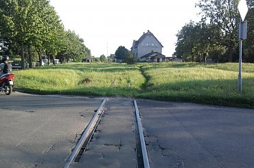 Przejazd od strony Niechorza, w tle stacja Trzebiatów Wąsk #Gryfice #Gryficka #Kolej #Lxd2 #Nadmorska #Niechorze #Pogorzelica #Remont #Rewitalizacja #Wąskotorowa