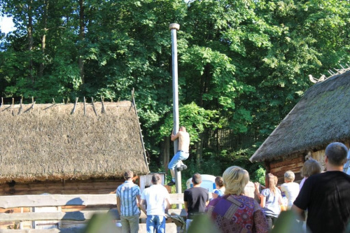 Skansen Kurpiowski, obchody Świętego Rocha, w tym dniu organizowane są zawody w spinaniu po słupie drewnianym do koszyka z niespodzianką , jeszcze nikomu się nie udało :))