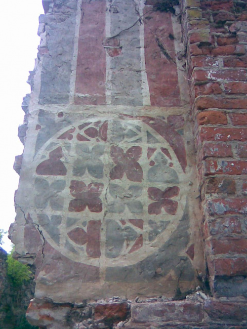 Ławki - ruiny kościoła fragment fresku