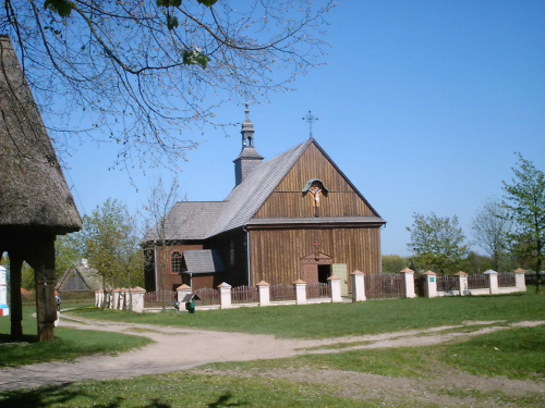 Muzeum Pierwszych Piastów na Lednicy. Skansen w Dziekanowicach, drewniany kościół z 1719 r. (Wartkowice woj.łódzkie).