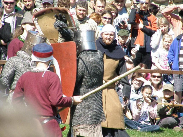 Ta, kontrowersyjna, z dzisiejszego punktu widzenia decyzja, oraz towarzyszące jej wydarzenia, są świetną okazją do wskrzeszenia, choć na chwilę barwnej i fascynującej epoki, znanej dziś głównie z filmów i książek. #kontrowersyjna