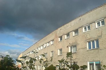 #Niebo #niebieski #szary #blok #kamienica #dom #okna #drzewo