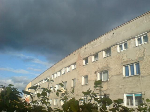 #Niebo #niebieski #szary #blok #kamienica #dom #okna #drzewo