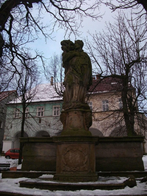 Św.Jan Nepomucen z XVIII wieku na Chełmskim rynku.