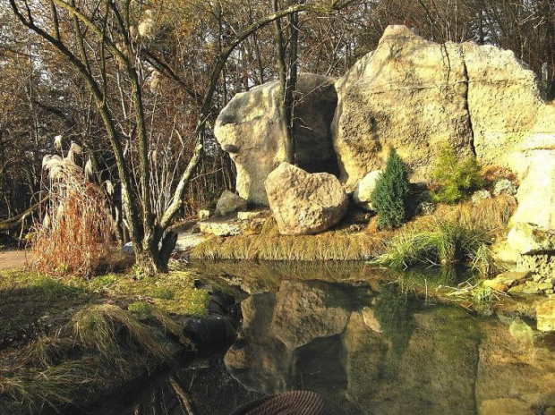 Sztuczne skały nad wodąa w ogrodzie.
Szczegóły: www.ogrody.skalne.com.pl #SztuczneSkałyOgrodySkalne