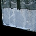 Zamarznięta szyba w oknie altanki