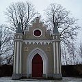 Kaplica cmentarna przy kościele w Łomnicy :))