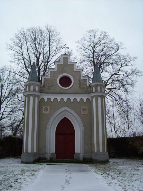 Kaplica cmentarna przy kościele w Łomnicy :))