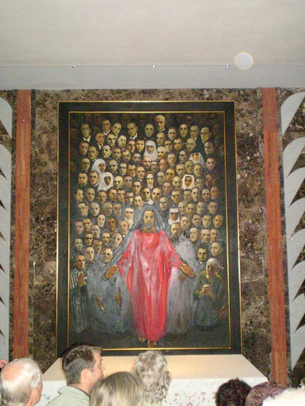 W ołtarzu umieszczony jest obraz przedstawiający Chrystusa Zmartwychwstałego w otoczeniu męczenników .