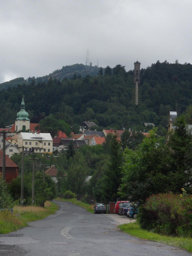 Widok z pociągu,Jiretin pod Jedlovou w Czechach,Droga Krzyżowa a z tyłu wieża widokowa na Jedlovej Hore.. #Czechy #DrogaKrzyżowa #JiretinPodJedlovou