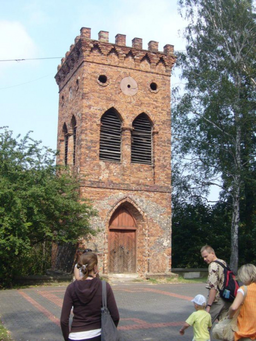 Podczas gdy maszynista podłączał lokomotywę, pasażerowie poszli zwiedzać Głuchowski Kościół. To zabytkowa wieża dzwonnicza przy Kościele.