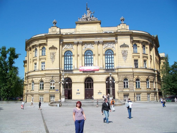 Agata przed Gmachem Głównym Politechniki Warszawskiej przy Placu Politechniki. #wakacje #urlop #podróże #zwiedzanie #Polska #Warszawa