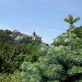 Widok z daleka na renesansowy zamek Hruba Skala #CzeskiRaj #Czechy #HrubaSkala #zamek #hruboskalsko
