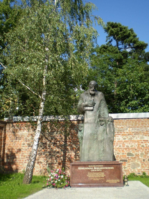 Pomnik błogosławionego Edmunda Bojanowskiego przed bazyliką na Świętej Górze .
