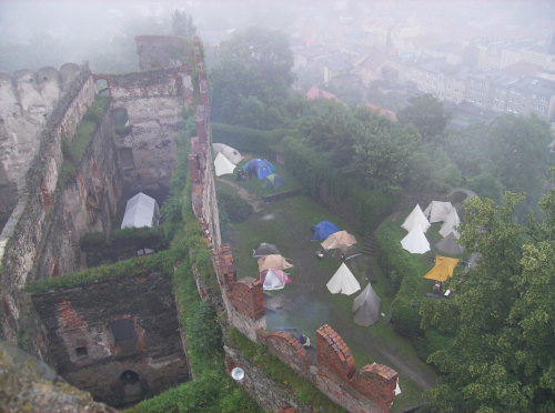Osiedle namiotowe na zamku we mgle.