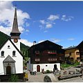Urocza wioska na trasie Brig-Obersvald. Szwajcaria