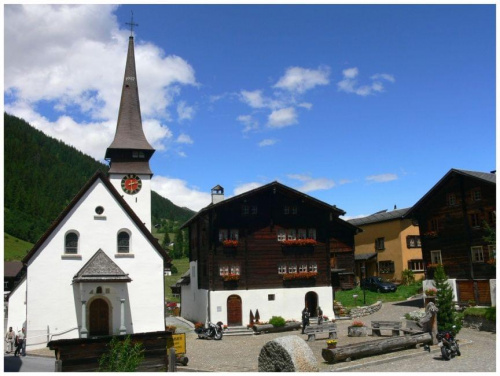 Urocza wioska na trasie Brig-Obersvald. Szwajcaria