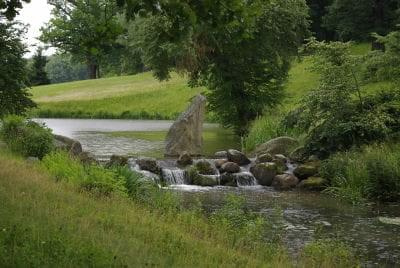 Park Mużakowski doskonały do zwiedzania na rowerze, bryczką, kajakiem lub pieszo.