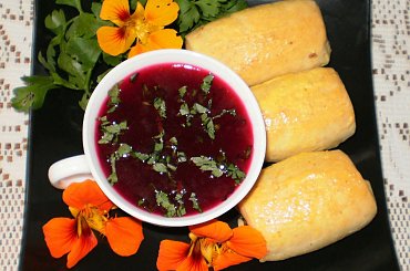 Barszcz czerwony czysty o jabłkowo-winnym smaku.
Przepisy do zdjęć zawartych w albumie można odszukać na forum GarKulinar .
Tu jest link
http://garkulinar.jun.pl/index.php
Zapraszam. #zupy #CzerwonyBarszcz #buraki #jabłka #obiad #jedzenie