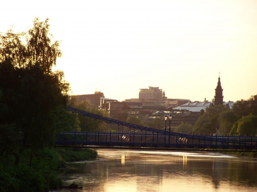 Lewy brzeg Clyde River ...z tyły widok na centrum Glasgow.