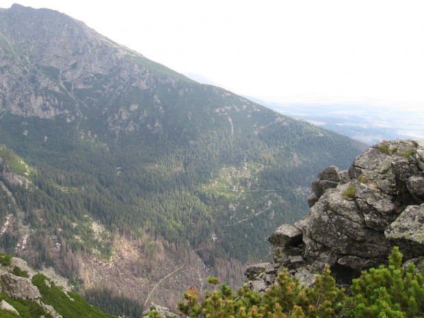 Schronisko Zamkowskiego na tle Łomnickiej Grania #Góry #Tatry