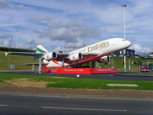 Model A380 Emirates przy wjezdzie na Heathrow #Emirates #A380 #airbus #heathrow #model