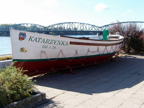 Wyrzucona na brzeg #Toruń #katarzynka #łódka #Wisła #most