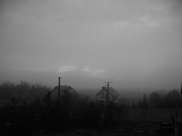 Mroczną Pogodę dzisiaj mamy. #pogoda #mrok #deszcz #mgła #zimno