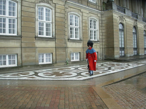 Pałac Amalienborg Królowej Małgorzaty=pilnie strzeżony
