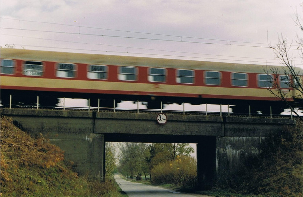 Mstyczów - ekspres do Krakowa na wiadukcie #Mstyczów #Kolej #Pociąg