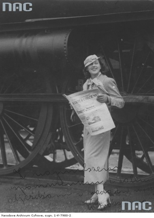 Helena Grossówna przed pociągiem trzyma w ręku " Kurier Codzienny ". Kraków_1934 r.