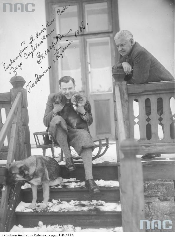 Kazimierz Wajda ( Szczepko ). Siedzi na sankach z kotem i psem_1933-1939 r.