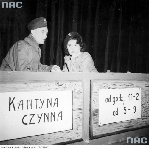 Wojskowa czołówka teatralna " Lwowska Fala " - program pt. " Trzymaj fason ". Z prawej Włada Majewska. Edynburg_02.10.1945 r.