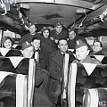 Wojskowa czołówka teatralna " Lwowska Fala " podczas podróży w autobusie. W drugim rzędzie od lewej: aktorka Mira Grelichowska, aktor Kazimierz Wajda, Henryk Vogelfanger, reżyser Wiktor Budziński. W ostatnim rzędzie ( 2. z lewej ) aktorka Wła...