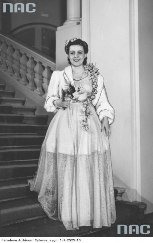 Aktorka Maria Mirska wybrana podczas balu " królową mody " Bal mody zorganizowany przez Związek Autorów Dramatycznych w Hotelu Europejskim w Warszawie_14.01.1939 r.