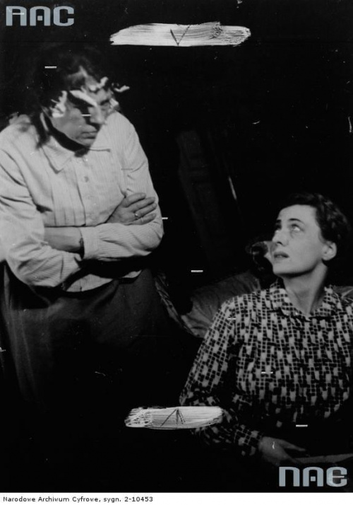 Aktorki Maria Mirska i Maria Malicka ( z prawej ) w sztuce " Moralność pani Dulskiej " w Teatrze Komedia w Warszawie_10.1942 r.