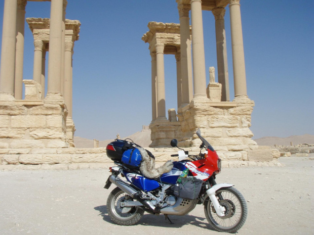 Palmira #Syria #Palmira #motoryzacja #podróże