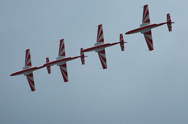 Pokaz akrobacji powietrznej zespołu Biało-Czerwone Iskry #lotnictwo #akrobacja #iskry #MałopolskiPiknikLotniczy #samoloty #pokazy