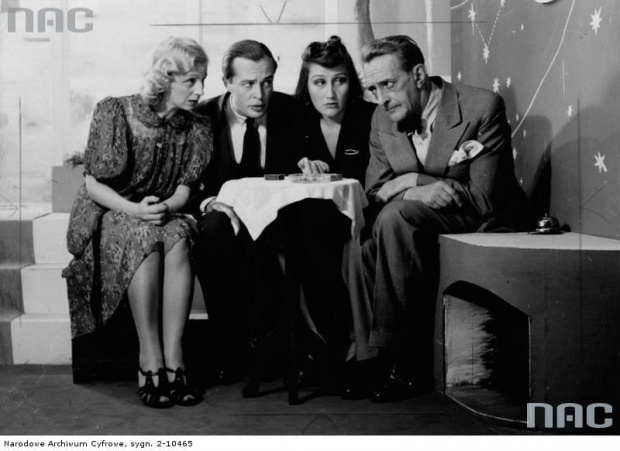 Aktorzy od prawej: Józef Węgrzyn, Ewa Bonacka, Zbigniew Rakowiecki, Gołaszewska w komedii muzycznej " Miecz małżeński " w Teatrzyku " Miniatury " w Warszawie_09.1943 r.