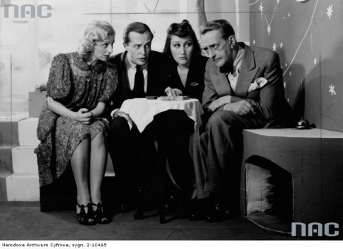 Aktorzy od prawej: Józef Węgrzyn, Ewa Bonacka, Zbigniew Rakowiecki, Gołaszewska w komedii muzycznej " Miecz małżeński " w Teatrzyku " Miniatury " w Warszawie_09.1943 r.