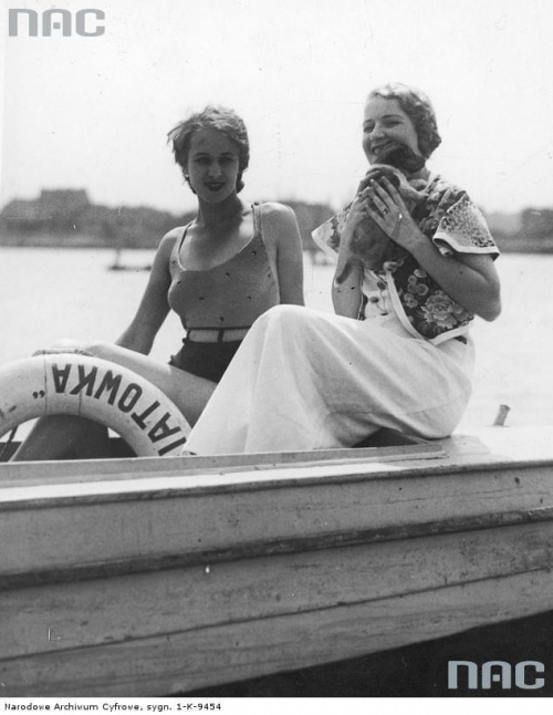 Aktorki Lili Zielińska ( trzyma pieska ) i Zofia Kajzerówna podczas przejażdżki motorówką_07.1933 r.