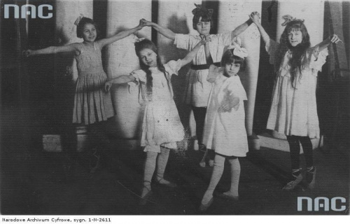 Uczennice Szkoły Baletowej przy Teatrze Wielkim Opery i Baletu w Warszawie. Widoczna m.in. Lena Żelichowska_1915-1920 r.