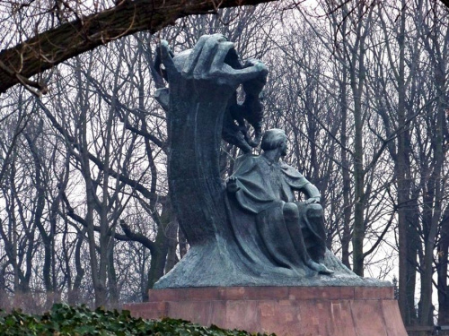 Pod daiema warstwami konarów #Warszawa #ŁazienkiKrólewskie #park #Chopin #pomnik