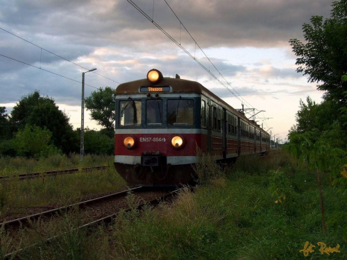 Przetycz | PR-owa jednostka EN57-804 obsługuje pociąg Kolei Mazowieckich z Ostrołeki do Tłuszcza. #EN57 #kibel #osobowy #koleje #mazowieckie #przetycz #pociąg #kolej #rail