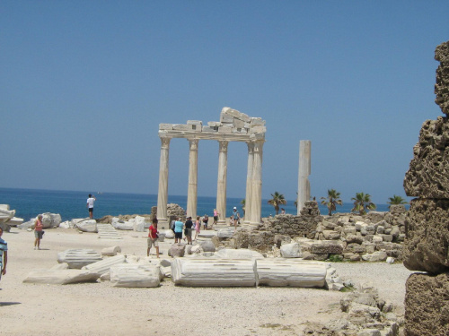 Postawiony z ruin fragment świątyni Apolla w Side