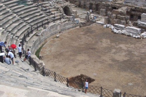 Amfiteatr w Side. Na początku Grecy robili tam teatrum, potem Rzymianie urządzali cyrki i walki, a jak przyszło Bizancjum to odprawiano tam msze św.