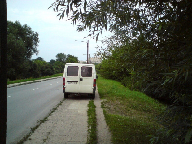 Piękny pokaz parkowania. Ulica Legionów w TM 02.08.2010 Ledwo wózkiem z dzieckiem przejechałem, a rodzinka z busa wesoło bawiła się nad rzeką.. #PiratDrogowy #ŁamaniePrzepisów #TomaszówMazowiecki